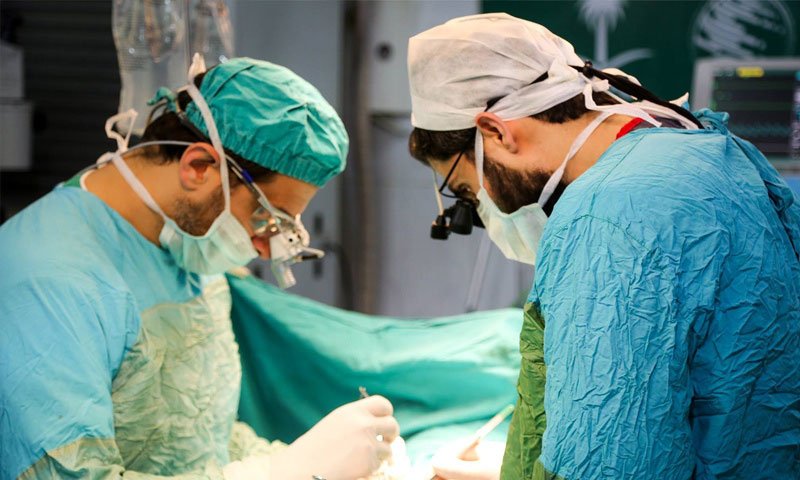 أطباء يجرون عملية جراحية في مشفى باب الهوى بإدلب - شباط 2018 (مشفى باب الهوى)