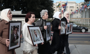 سيدات سوريات أمام مقر الأمم المتحدة في جنيف يحملن صور أقاربهم المعتقلين في سوريا- 2017 (رابطة 