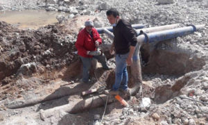 عمال يصلحون خطوط المياه في الرقة - آذار 2021 (فيسبوك/ مجلس الرقة المدني)

