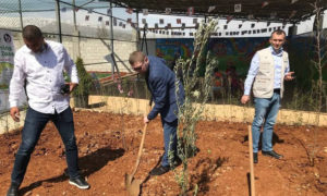 وفد روسي يزرع شجرة زيتون في مدرسة تؤوي طلاب سوريين نازحين في قرية سعد نايل اللبنانية- 30 من آذار 2021 (تاس)