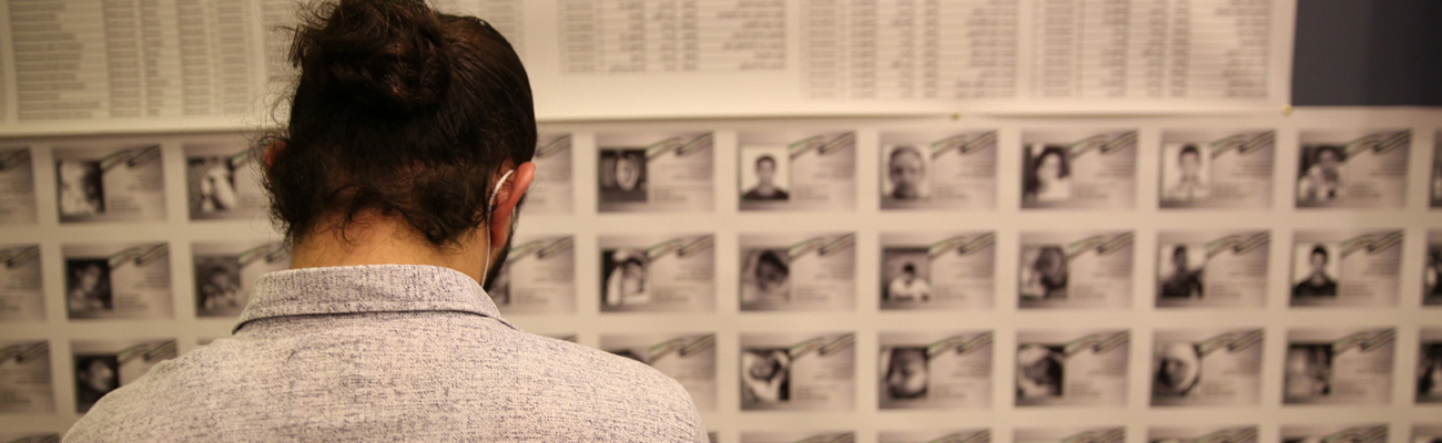 معرض "سكان الذاكرة" الذي يضم آلاف صور الضحايا الأطفال قتلوا بعد عام 2011 نظمه الناشط السوري تامر تركماني في إسطنبول- 13 من تشرين الأول 2020 (عنب بلدي/ عبد المعين حمص)
