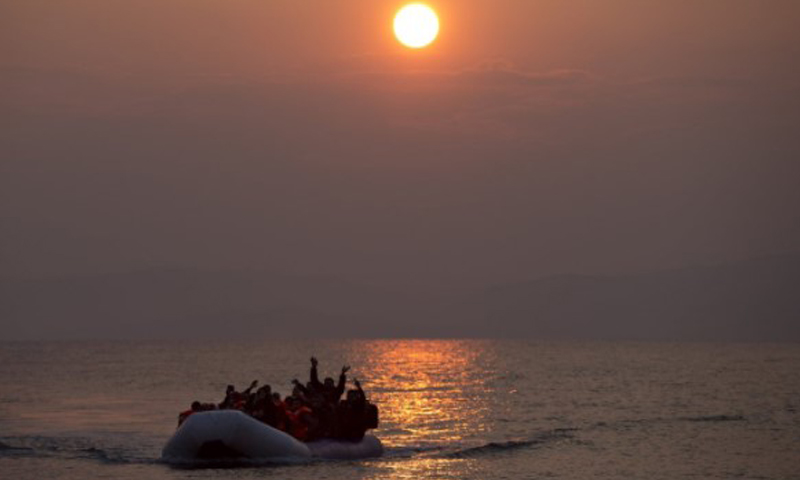 وصول المهاجرين واللاجئين على زورق إلى شاطئ جزيرة ليسبوس اليونانية الشمالية الشرقية، بعد عبور بحر إيجه من تركيا. 20 آذار 2016 (AP)