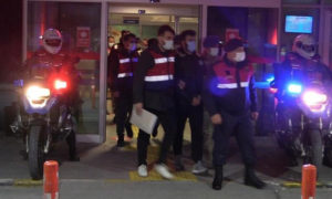 الأمن التركي أثناء اعتقاله مشتبه بانتمائهم لمنظمة فتح الله غولن (FETO)، 23  آذار 2021 (الأناضول)