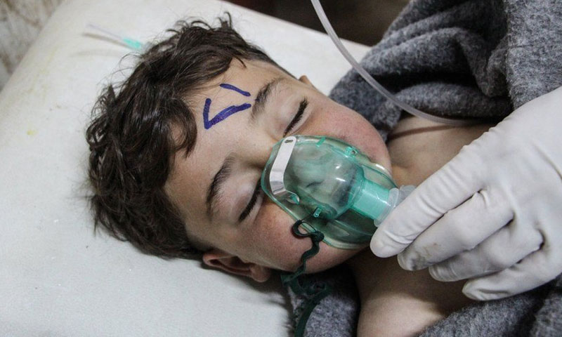 طفل سوري يتلقى العلاج عقب استهداف قوات النظام السوري بالسلاح الكيماوي - 15 تشرين الأول 2018 (BBC)
