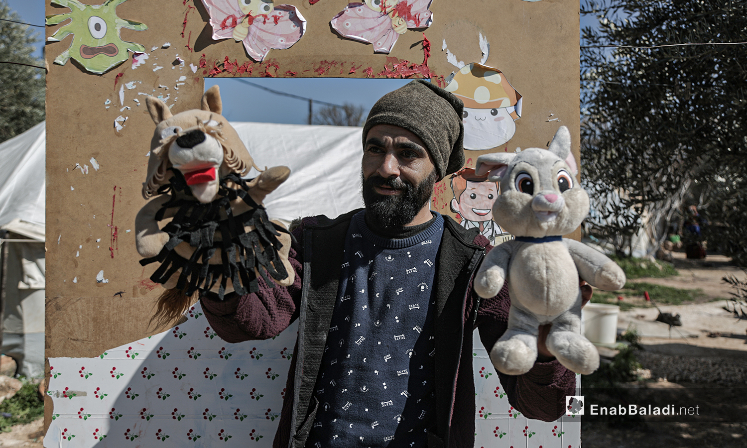 عرض مسرحي للدمى المتحركة قدمته فرقة الحارة المسرحية في إحدى مخيمات النازحين قرب مدينة إدلب 28 آذار 2021 (عنب بلدي/ تصوير يوسف غريبي).
