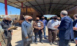 وزير النقل في مركز كفرعايا في حمص لإصلاح وصيانة القاطرات والشاحنات (وزارة النقل/فيس بوك)