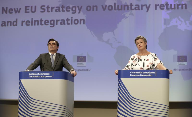 المفوضة الأوروبية لتعزيز أسلوب حياتنا الأوروبي مارغريتاس شيناس ، إلى اليسار ، والمفوضة الأوروبية للشؤون الداخلية إيلفا جوهانسون تشارك في مؤتمر إعلامي بشأن الهجرة في مقر الاتحاد الأوروبي في بروكسل، 27 من نيسان 2021 (AP)