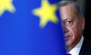 صورة تعبيرية للرئيس التركي رجب طيب أردوغان خلف علم الاتحاد الاوروبي (DW)