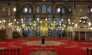 مسجد الفاتح وسط مدينة اسطنبول التركية 
(kadinlarcamilerde)