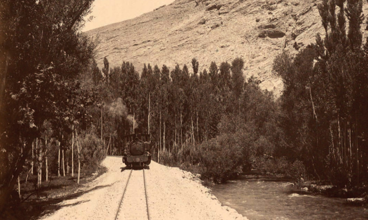 خط سكة حديد الحجاز الذي أنشئ على امتداد نهرى بردى في دمشق