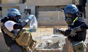 عناصر من منظمة حظر الأسلحة الكيماوية في الغوطة الشرقية عام 2013 (AFP)

