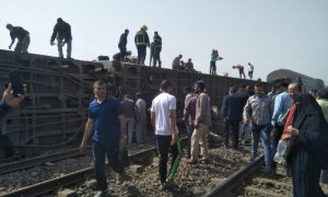 مصريون في موقع حادث انقلاب قطار بمحافظة القليوبية - 18 من نيسان 2021 (محافظة القليوبية)