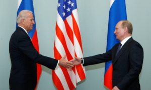 الرئيسان الأمريكي جو بايدن والروسي فلاديمير بوتين في موسكو عام 2011 (AP)