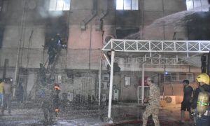 عمليات إنقاذ من مشفى في بغداد إثر حريق بانفجار اسطوانات أوكسجين - 25 من نيسان 2021 (الدفاع المدني العراقي)