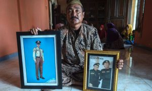 والد أحد ضحايا غواصة إندونيسية غرقت قبال سواحل جزيرة بالي (AFP)