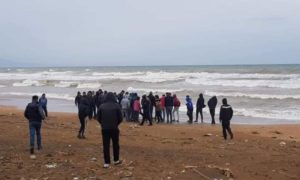 أهال من قرية الحميدية يتجمعون أمام الشاطئ لإيجادهم جثة فتاة غارقة- 2 نيسان 2021 (متداول)