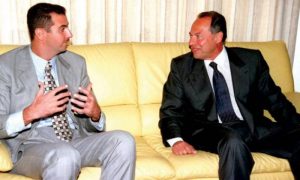 رئيس النظام السوري بشار الأسد يلتقي، قبل تسلمه الرئاسة، الرئيس اللبناني السابق إميل لحود في بيروت في تشرين الأول 1998 (Getty)
