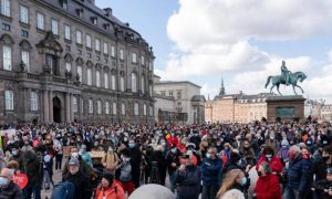 متظاهرون ضد تشديد سياسة الهجرة الدنماركية وأوامر الترحيل في كوبنهاغن، الدنمارك (AP)