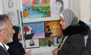 الدكتورة هدى العبسي خلال زيارة معرض رسم في اعزاز شمالي حلب - 21 آذار 2021 (هدى العبسي/ فيس بوك)