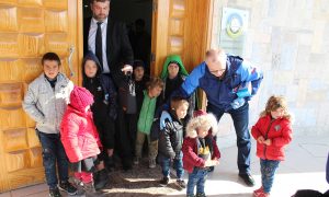  الإدارة الذاتية تسلم الأطفال الروس من أيتام مخيم الهول إلى روسيا - 6 شباط 2020(الإدارة الذاتية/ فيس بوك)