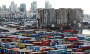آثار الدمار في مرفأ بيروت بعد الانفجار الذي ضربه في 4 من آب 2020 (رويترز)