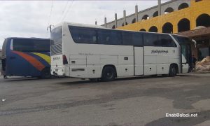 باصات للنقل بين المحافظات على طريق حمص دمشق - 12 نيسان 2021 (عنب بلدي  عروة المنذر)