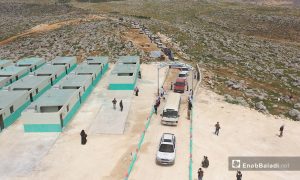 افتتاح مخيم القرية الكويتية على تلة متطرفة في ريف إدلب الشمالي - نيسان 2020 (عنب بلدي)
