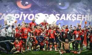 فريق اسطنبول باشاك شهير يتوج بطل الدوري التركي في الموسم الماضي (الكرة العالمية)