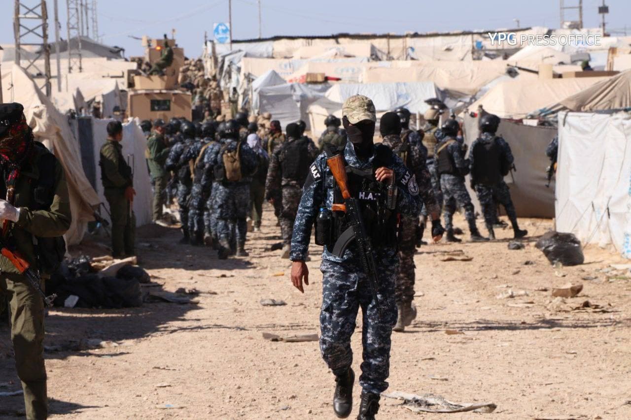 قوى الامن الداخلي الكردية "أسايش" أثناء تمشيطها مخيم "الهول جنوبي الحسكة، بحثًا عن خلايا لتنظيم "الدولة الإسلامية"، 30 آذار 2021 (مكتب وحدات حماية الشعب الإعلامي)
