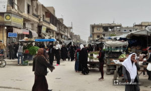 الازدحام في مدينة الرقة قبل يوم من فرض الحظر الكلي للحد من انتشار فيروس 