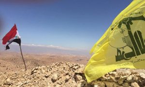 علم حزب الله يرفرف مقابل علم النظام السوري على الحدود السورية اللبنانية - تشرين الثاني 2015 (mignews)