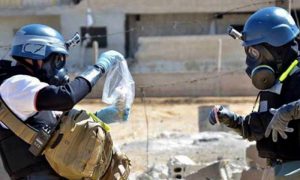 عناصر من منظمة حظر الأسلحة الكيميائية في الغوطة الشرقية عام 2013 (AFP)