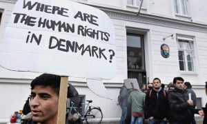 لاجئون سوريون يحتجون أمام السفارة السويدية في الدنمارك ضد قرارات رفض اللجوء- 2016(AP /Jens Dresling)
