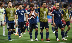 حسرة لاعبي المنتخب الياباني بعد خروجه من كأس العالم أمام المنتخب البلجيكي 2018 (sky sport)