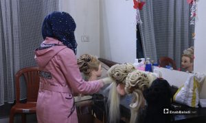 متدربة على تصفيف وقص الشعر للسيدات في محافظة إدلب خلال التدريب - 25 نيسان 2021 (عنب بلدي/ أنس الخولي)