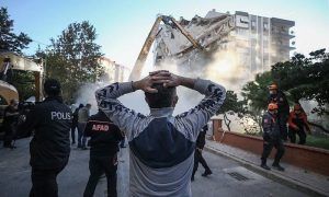 مواطن تركي مذهول من حجم الدمار الذي ألحقه زلزال إزمير_ 2020 (الأناضول)