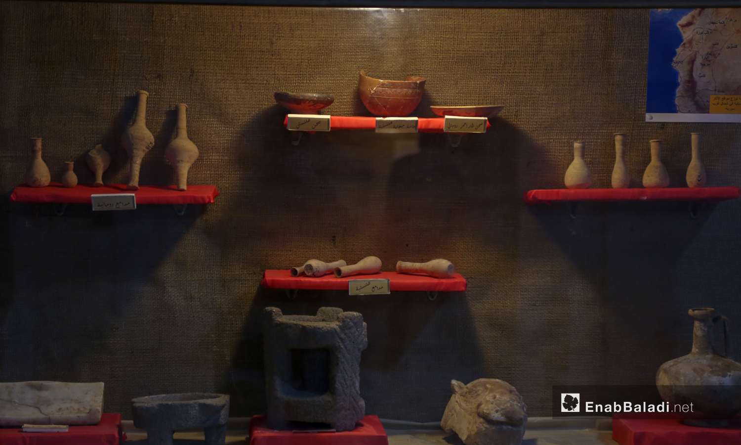 أدوات تعود للعصر الهلنستي في متحف مدينة إدلب  شباط 2021 (عنب بلدي/ يوسف غريبي)