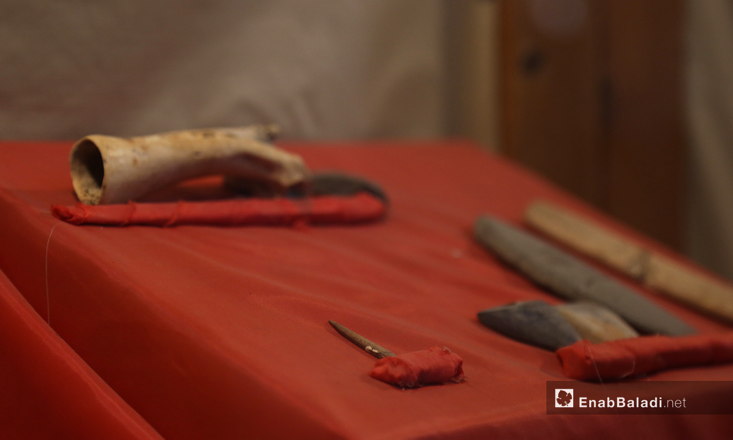 قطغ أثرية متنوعة في متحف مدينة إدلب شباط 2021 (عنب بلدي - يوسف غريبي)
