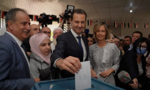 رئيس النظام السوري أثناء مشاركته بالانتخابات في مدينة دوما- 26 أيار 2021 (انترنت)