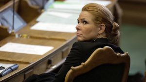  وزيرة الهجرة والاندماج السابقة في الدنمارك، إنغر ستويبرغ، تجلس في البرلمان في كوبنهاغن في أثناء جلسة لمحاسبتها حيال فصل الأزواج اللاجئين عندما يكون أحدهما قاصرًا - كانون الثاني 2016 (AP)