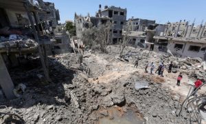 دمار جراء قصف إسرائيلي استهدف منطقة سكنية شمالي قطاع غزة (رويترز)
