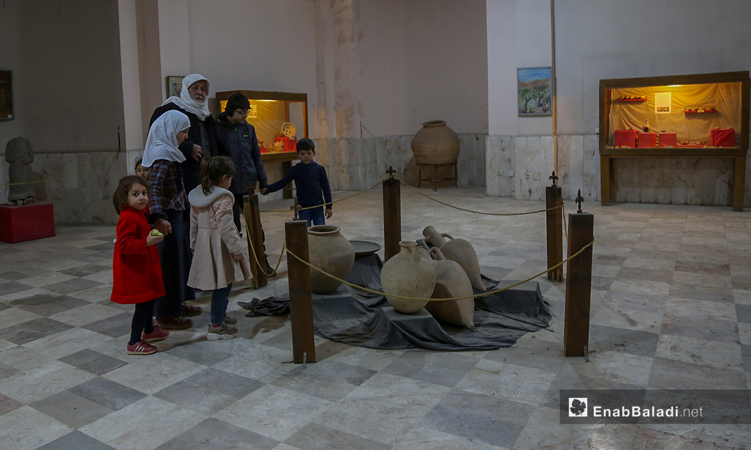 زوار يشاهدون الاثار الموجودة داخل متحف مدينة إدلب شباط 2021 (عنب بلدي - يوسف غريبي)