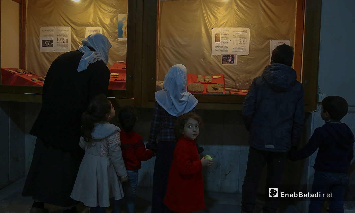 زوار يشاهدون الاثار الموجودة داخل متحف مدينة إدلب شباط 2021 (عنب بلدي - يوسف غريبي)
