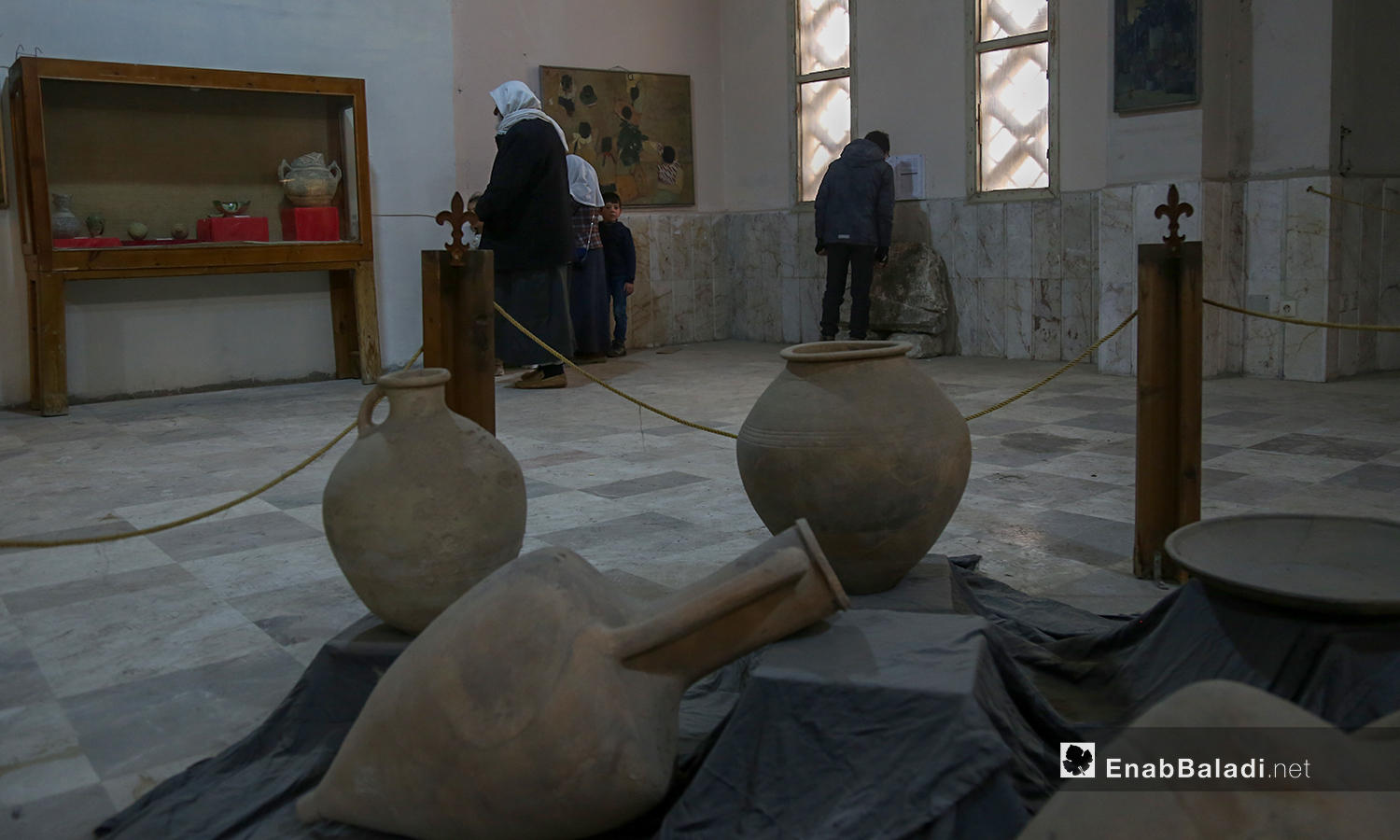 فخار أثري يتوسط أرضية متحف إدلب شباط 2021 (عنب بلدي - يوسف غريبي)