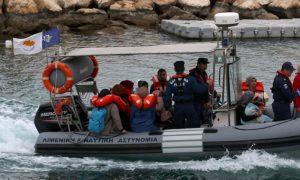 لاجئون سوريون على متن قارب لحرس الحدود عند ساحل قبرص- عام 2020 الماضي (رويترز)
