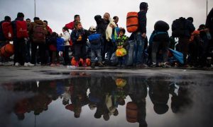 لاجئون سوريون في اليونان قطعوا البحر للوصول إلى أوروبا- 2016 (Getty)

