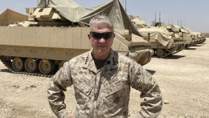 الجنرال في مشاة البحرية فرانك ماكنزي، القائد الأعلى للقوات الأمريكية في الشرق الأوسط، يتحدث إلى وسائل الإعلام بعد وصوله إلى سوريا للقاء قادة وقوات الولايات المتحدة وحلفائها، 21 من أيار 2021. (AP)