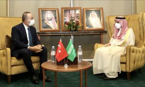 وزير الخارجية التركي، مولود جاويش أوغلو، مع وزير الخارجية السعودي، فيصل بن فرحان آل سعود (وكالة الأناضول)
