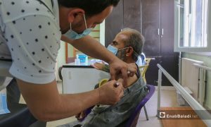 انطلاق حملة التلقيح ضد فيروس “كورونا المستجد” (كوفيد- 19) في اعزاز بريف حلب - 3 أيار 2021 (وليد عثمان عنب بلدي)