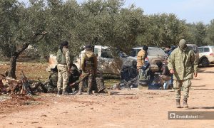مقاتلون في الجبهة الوطنية خلال التجهيز لعملية عسكرية في إدلب بمشاركة جنود أتراك - 10 من شباط 2020 (عنب بلدي)